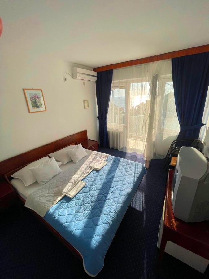 Hotel  ALBATROS  Ulcinj Exterior foto